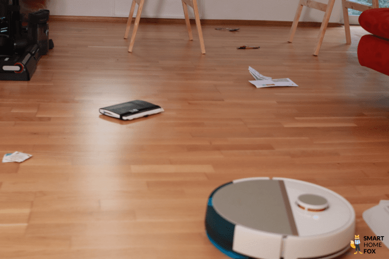 Hinderniserkennungstest des Philips HomeRun von flachen Gegenständen ist zu sehen.